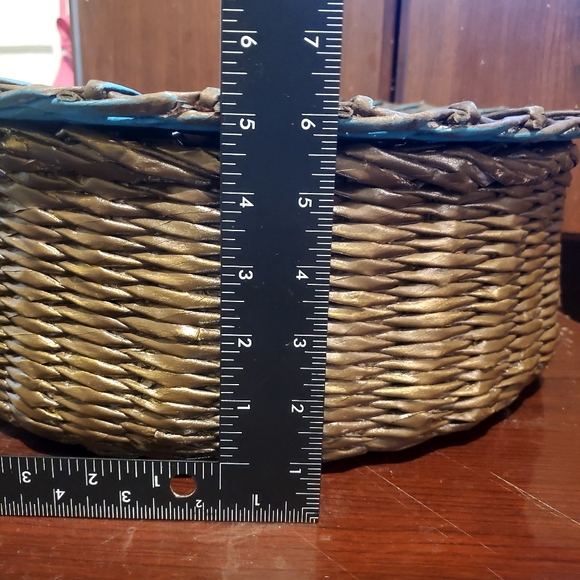 Handcrafted basket with with matching lid. - Picture 6 of 9